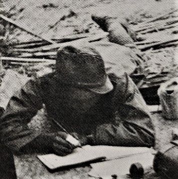 手紙を書く兵士