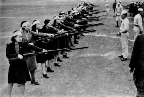 女子挺身隊の銃剣道訓練