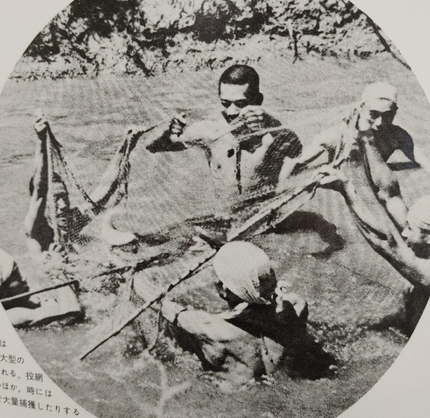 魚を捕る兵士
